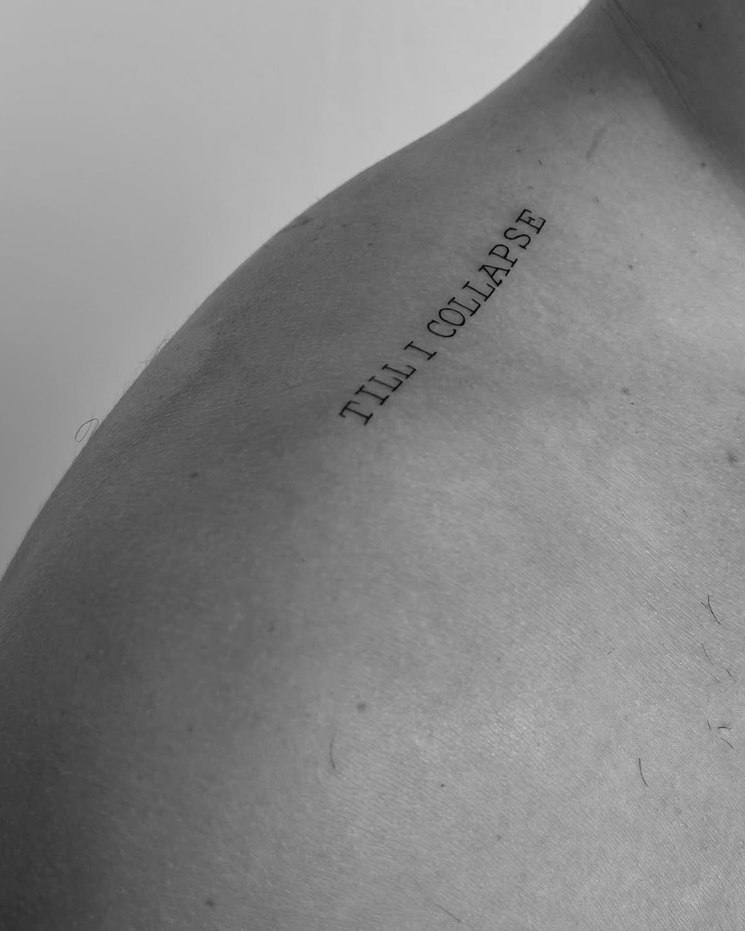 Schriftzug TILL I COLLAPSE am Schlüsselbein
