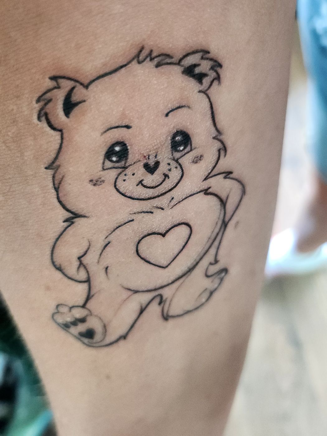 Linework-Bärchen mit Herz am Unterarm