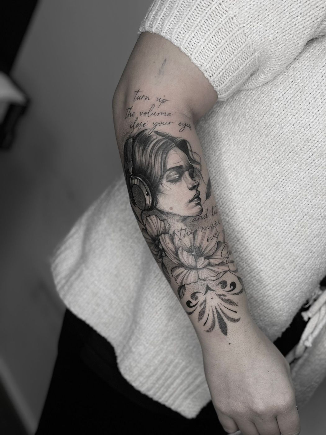 Unterarm-Sleeve: Frau mit Kopfhörern zwischen Blüten, Black and Grey