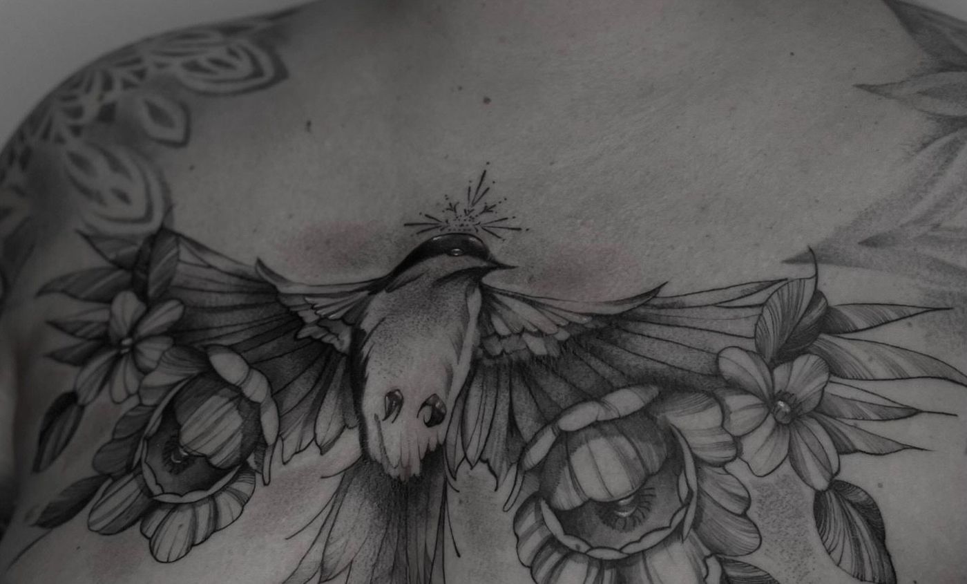 Brust-Projekt: Vogel mit ausgebreiteten Flügeln zwischen Pfingstrosen, Black and Grey