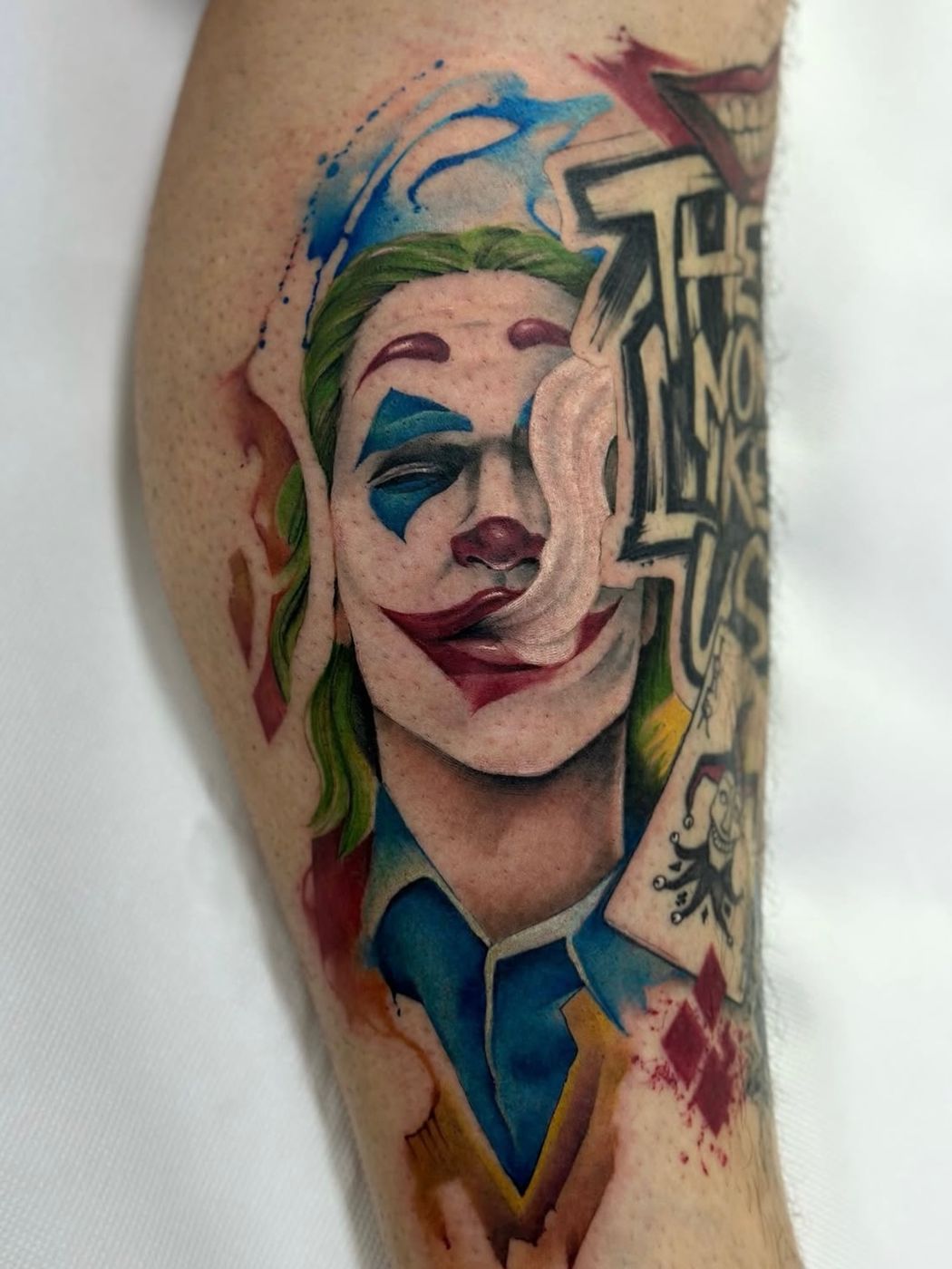 Joker in Farbe an der Wade