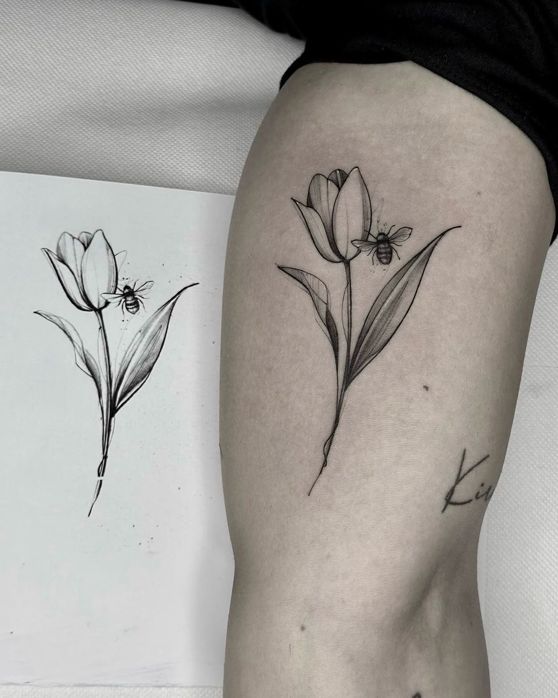 Fineline-Tattoo: zwei Tulpen mit Biene am Oberarm, daneben die Vorlage